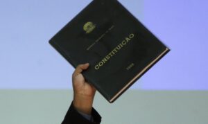 Leia mais sobre o artigo Moraes mantém prisão de homem que furtou réplica da Constituição