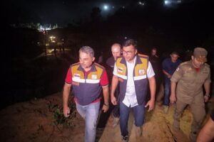Leia mais sobre o artigo Governador Wilson Lima acompanha trabalho de resgate após deslizamento no Jorge Teixeira