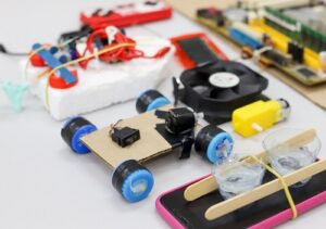 Leia mais sobre o artigo Estudantes desenvolvem protótipos de carrinhos de brinquedo e óculos 3D no Amazonas