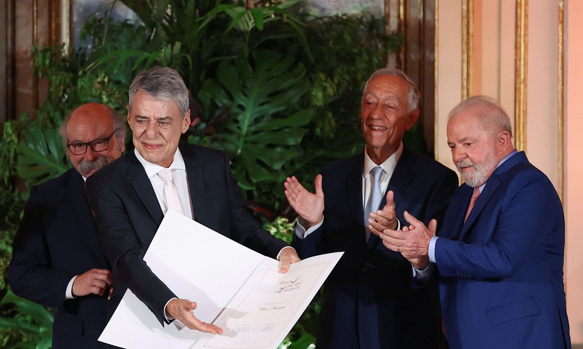 No momento, você está visualizando Chico Buarque recebe Prêmio Camões após quatro anos