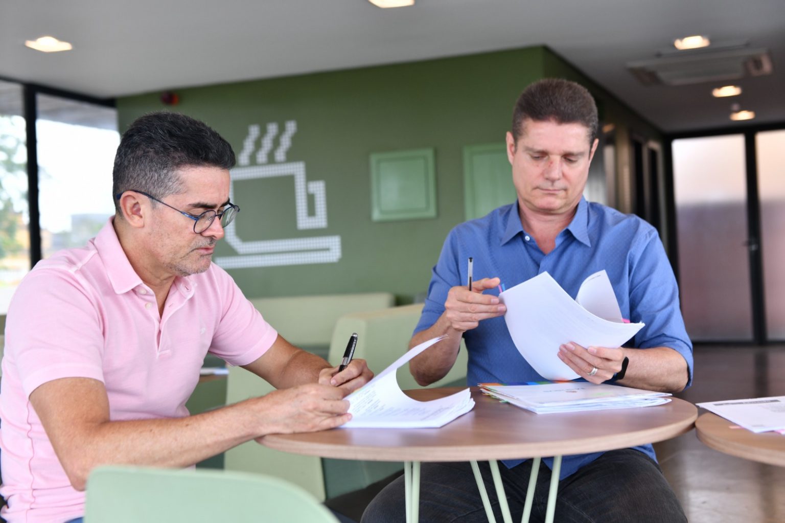 No momento, você está visualizando David Almeida assina novas progressões de servidores da Educação