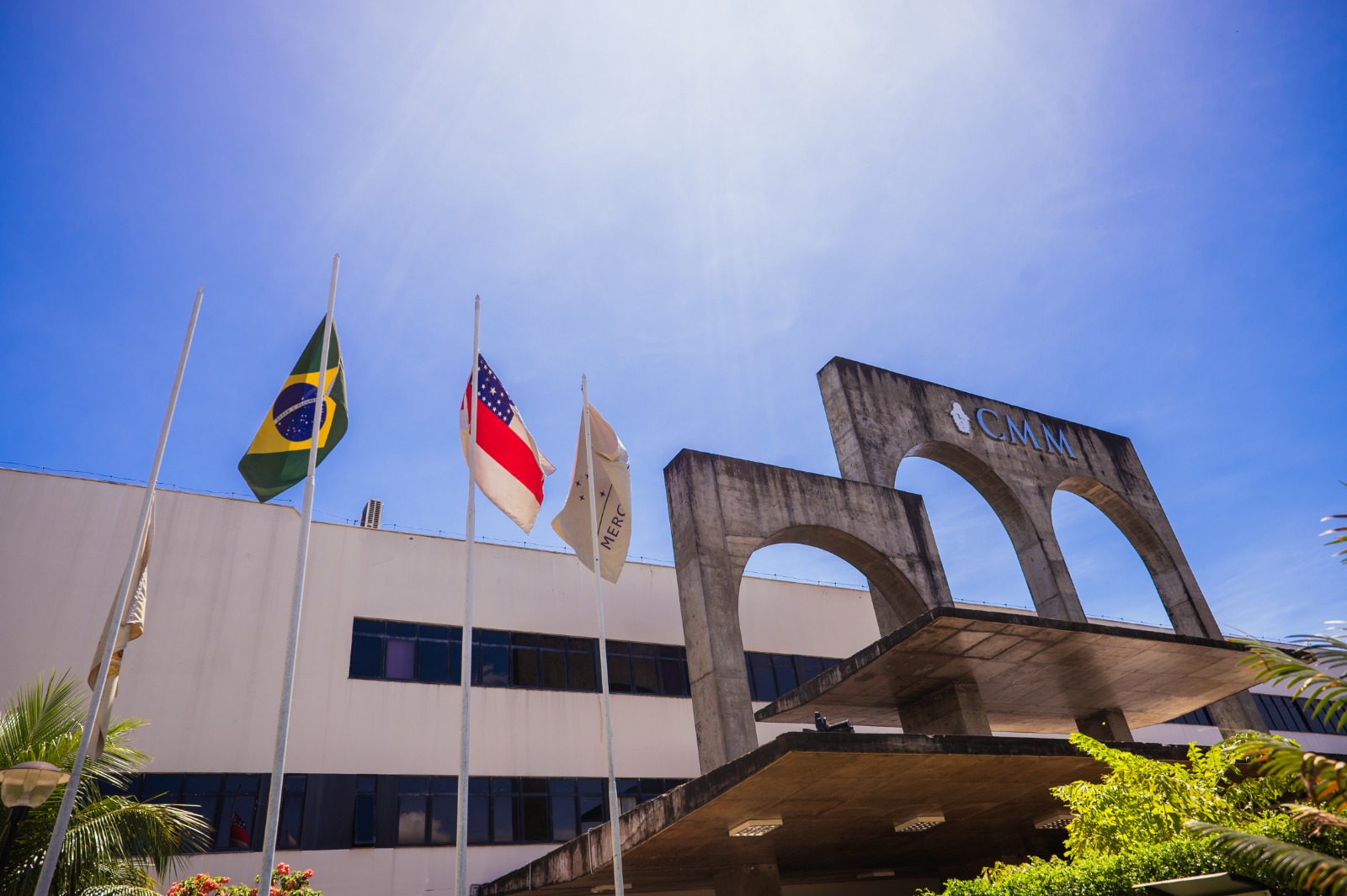 No momento, você está visualizando CMM hasteia bandeira a meio-mastro em sinal de luto pelo falecimento da filha do vereador Joelson Silva