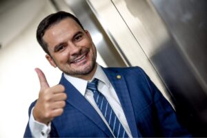 Leia mais sobre o artigo Deputado bolsonarista Alberto Neto leva multa de R$ 230 mil da Justiça Eleitoral