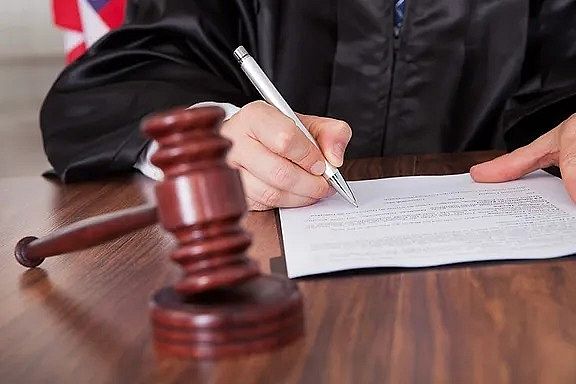 No momento, você está visualizando Trabalhadora que ficou sem salário por 30 anos vai receber R$ 800 mil