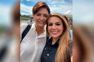 Leia mais sobre o artigo Deputados do Amazonas aprovam título de cidadã do Amazonas a Michelle Bolsonaro