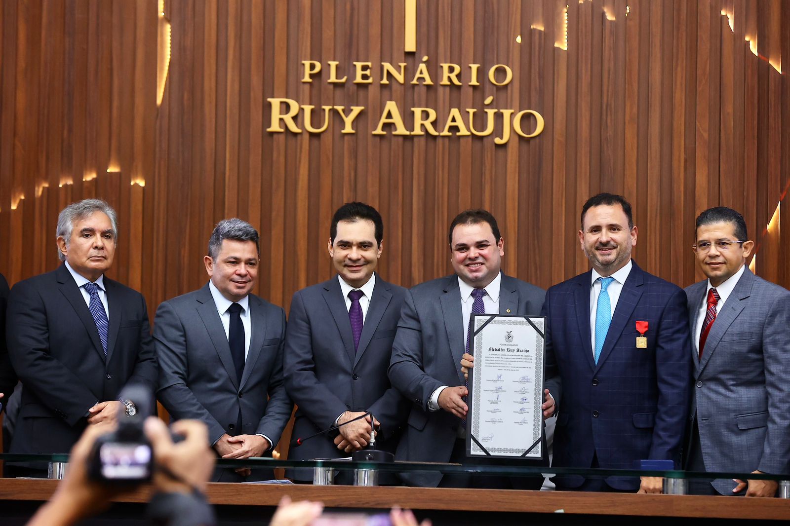 No momento, você está visualizando Roberto Cidade preside solenidade de outorga da ‘Medalha Ruy Araújo’ ao subprocurador de Manaus, Marco Aurélio Choy