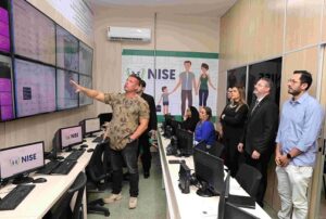 Leia mais sobre o artigo Membros da Abin visitam sala de monitoramento do sistema adotado para inibir ataques em escolas do Amazonas