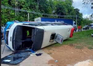 Leia mais sobre o artigo Passageiros ficam feridos em acidente entre carreta e micro-ônibus na BR-174