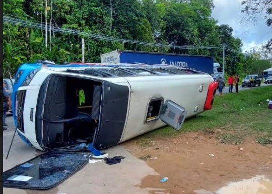 No momento, você está visualizando Passageiros ficam feridos em acidente entre carreta e micro-ônibus na BR-174