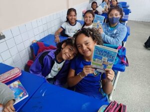 Leia mais sobre o artigo Escola do Amazonas transforma patrona em personagem de livro infantil