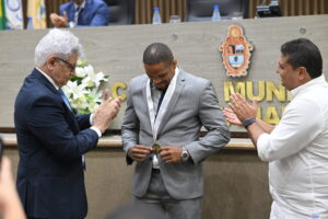 Leia mais sobre o artigo Caio André entrega Medalha de Ouro Alfredo Barbosa Filho para lutador de MMA Alan Nuguette