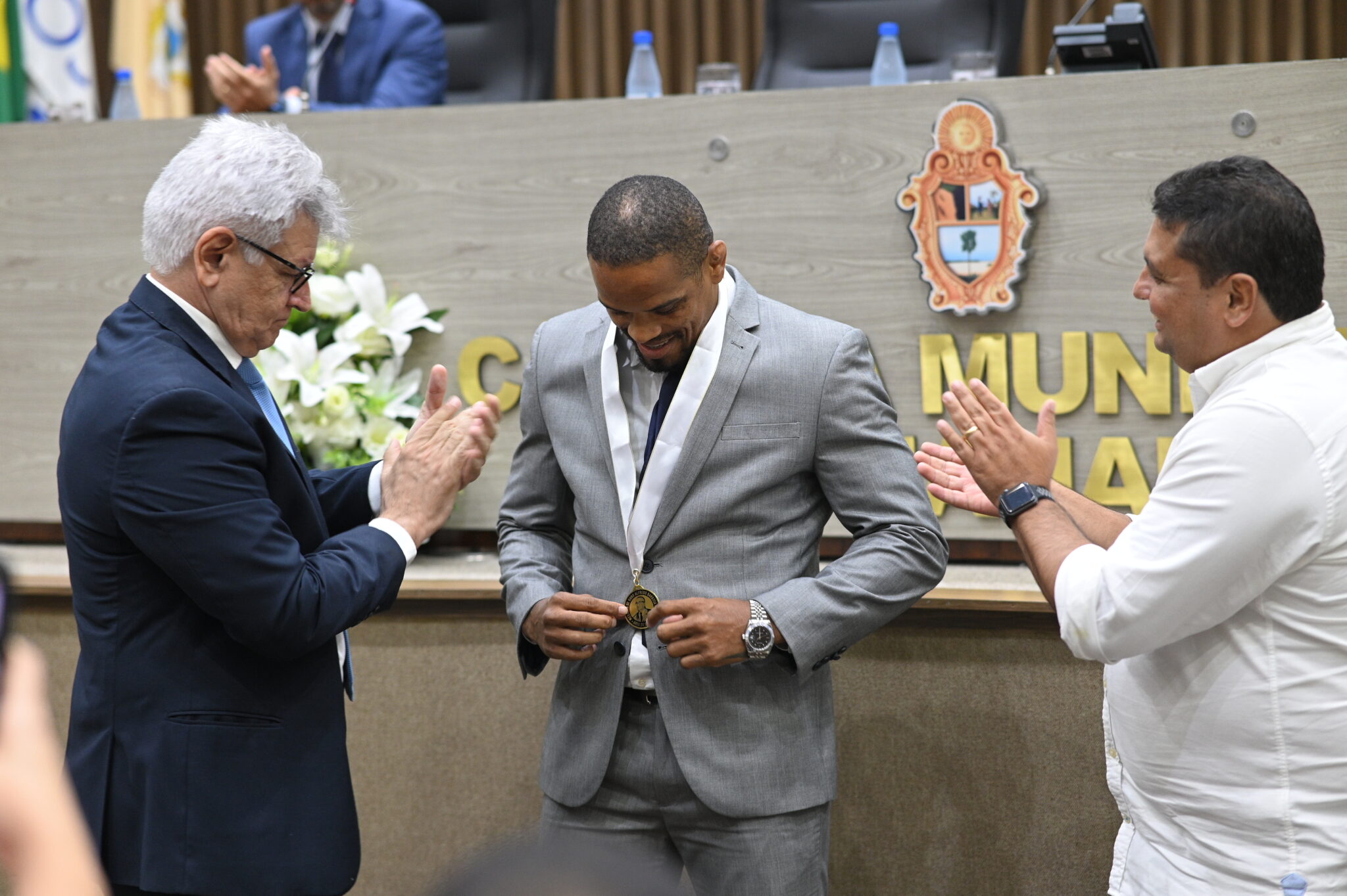 No momento, você está visualizando Caio André entrega Medalha de Ouro Alfredo Barbosa Filho para lutador de MMA Alan Nuguette