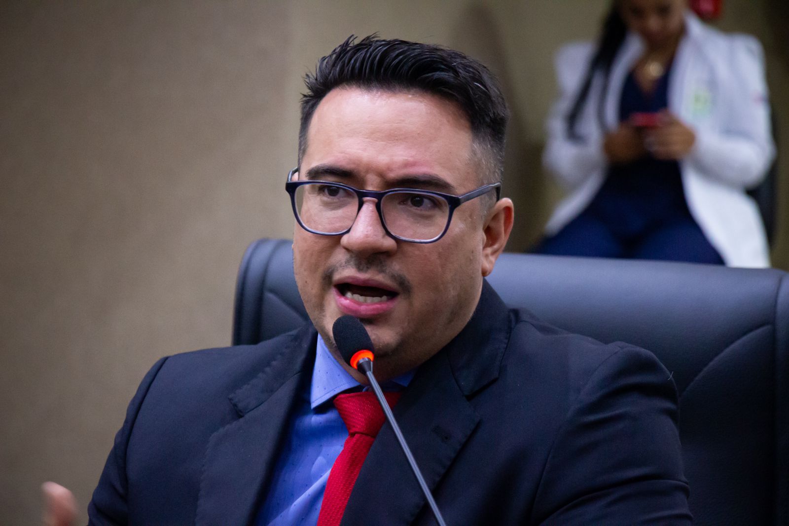 No momento, você está visualizando Rodrigo Guedes cobra presença de psicólogos e assistentes sociais nas escolas municipais de Manaus