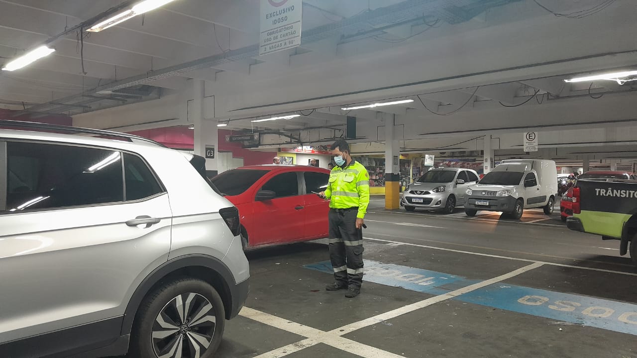 No momento, você está visualizando Prefeitura de Manaus notifica 42 veículos por estacionamento irregular