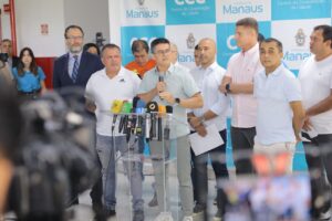 Leia mais sobre o artigo Após seis anos sem reajuste, Prefeitura de Manaus anuncia novo valor da tarifa do ônibus e garante aumento salarial aos trabalhadores do setor