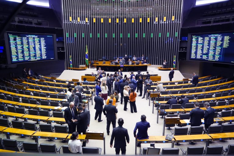 No momento, você está visualizando Relator do projeto das fakes news pede retirada de pauta