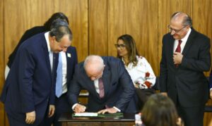 Leia mais sobre o artigo Lula assina decreto para impulsionar bionegócios na Amazônia