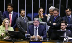 Leia mais sobre o artigo Arthur Lira retira de pauta votação do PL das Fake News