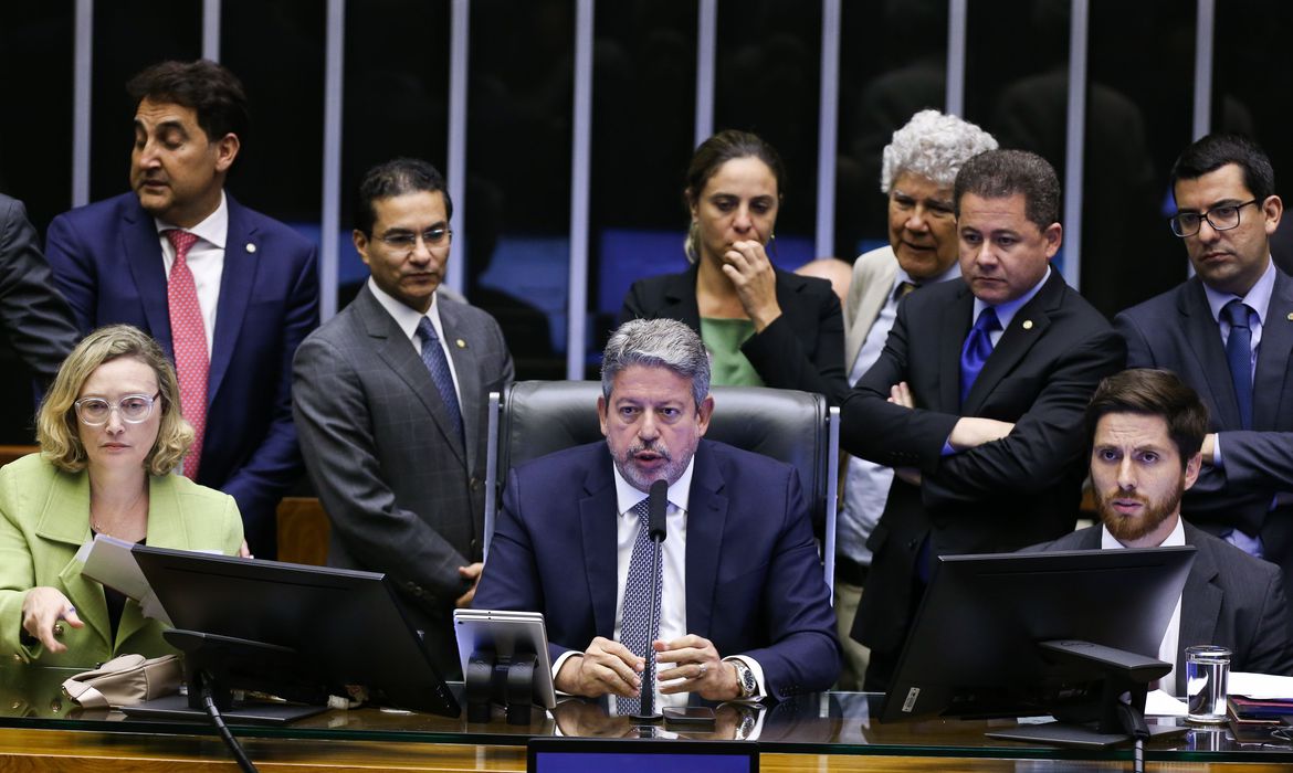 No momento, você está visualizando Arthur Lira retira de pauta votação do PL das Fake News