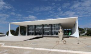 Leia mais sobre o artigo STF adia julgamento sobre descriminalização do porte de drogas