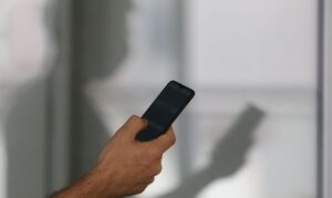 Leia mais sobre o artigo Maioria dos que acessam internet via celular não checa informações