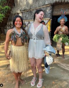 Leia mais sobre o artigo Lana Del Rey visita tribo indígena em Manaus