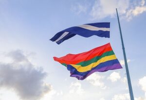 Leia mais sobre o artigo Caprichoso e Garantido hasteiam bandeira LGBTQIAPN +