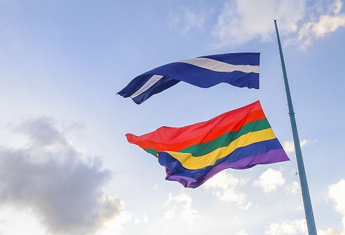 No momento, você está visualizando Caprichoso e Garantido hasteiam bandeira LGBTQIAPN +
