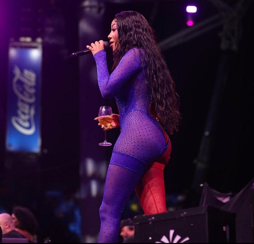 No momento, você está visualizando Com look nas cores de Garantido e Caprichoso, Ludmilla agita multidão na Festa dos Visitantes