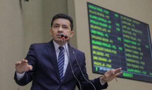 Leia mais sobre o artigo Deputado bolsonarista quer impedir participação de crianças e adolescentes na Parada do Orgulho LGBTQUIAPN+ no Amazonas