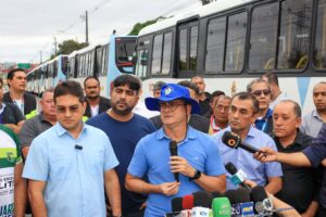 Leia mais sobre o artigo Prefeito entrega novos ônibus e frota renovada de veículos soma 272 em Manaus