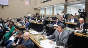 Leia mais sobre o artigo Reajuste salarial de 8% para professores da rede pública estadual é aprovado na Assembleia