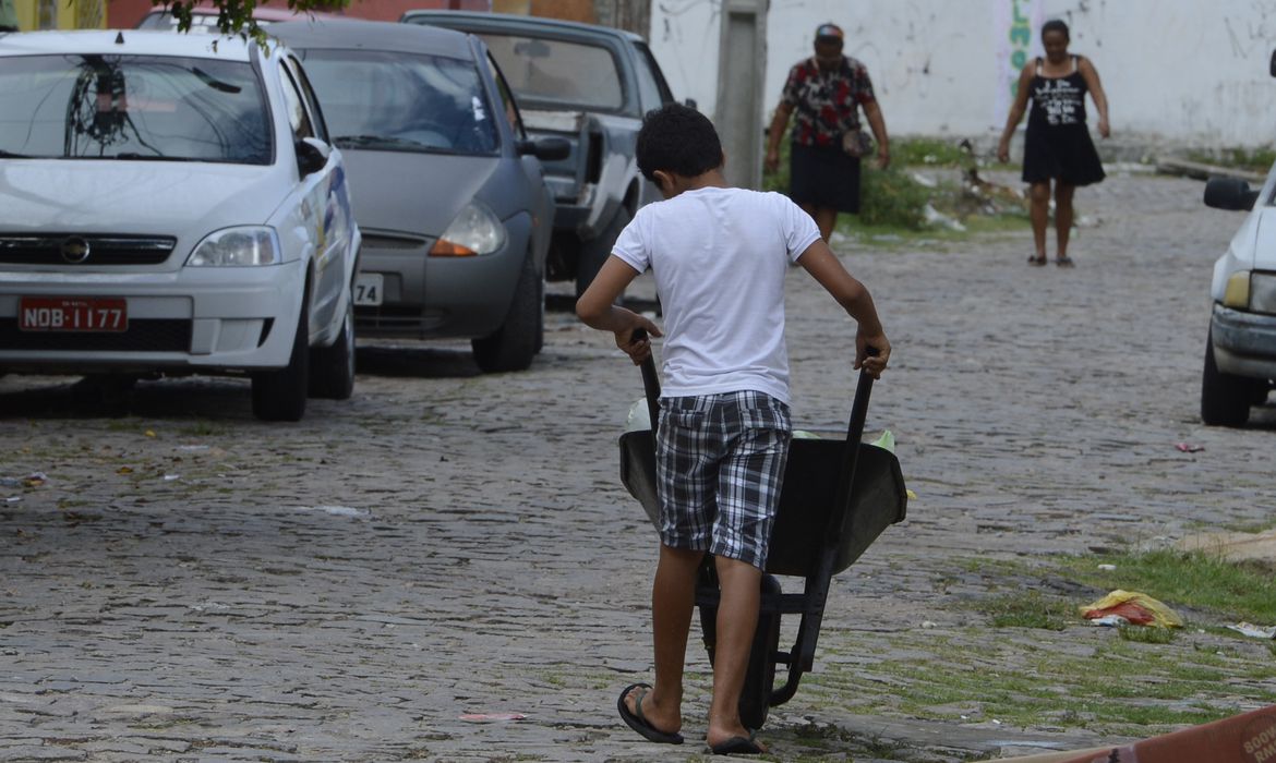 No momento, você está visualizando De janeiro a abril, Brasil resgata 702 crianças do trabalho infantil