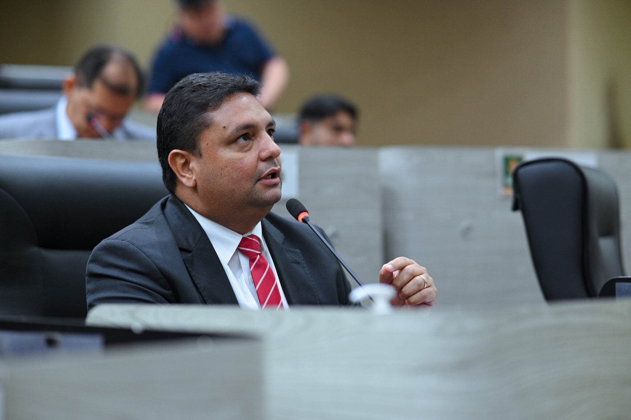 No momento, você está visualizando Caio André engrossa críticas contra fala preconceituosa do governador Romeu Zema, de Minas Gerais