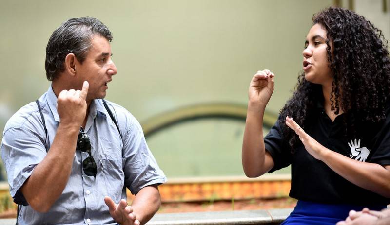 No momento, você está visualizando Em Manaus, vereador apresenta projeto que obriga Shoppings Centers a disponibilizarem intérpretes de Libras  
