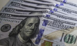 Leia mais sobre o artigo Dólar cai para R$ 4,86 e fecha no menor nível em um ano