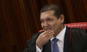 Leia mais sobre o artigo Nunes Marques vota contra condenação de Bolsonaro no TSE