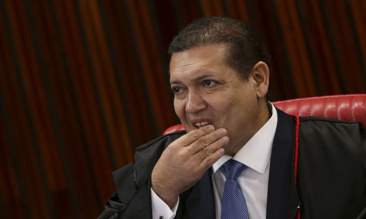 No momento, você está visualizando Nunes Marques vota contra condenação de Bolsonaro no TSE