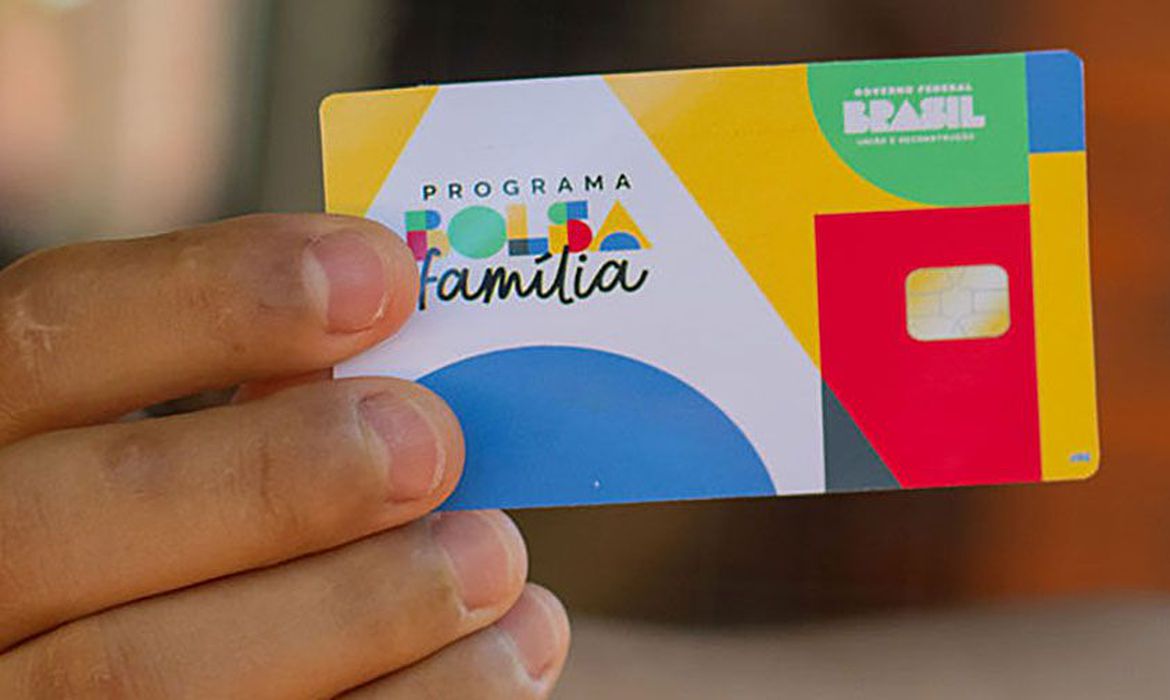 No momento, você está visualizando Bolsa Família paga valor extra e benefício é o maior da história