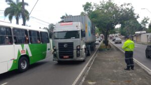 Leia mais sobre o artigo Operação da prefeitura combate circulação irregular de veículos pesados na Ephigênio Salles em Manaus