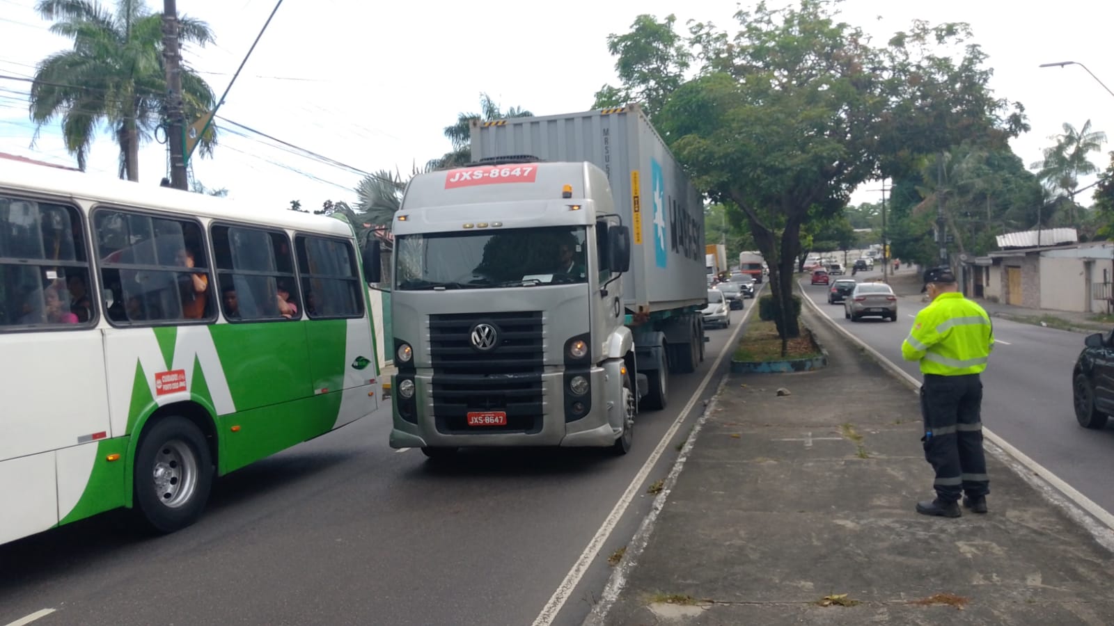 No momento, você está visualizando Operação da prefeitura combate circulação irregular de veículos pesados na Ephigênio Salles em Manaus