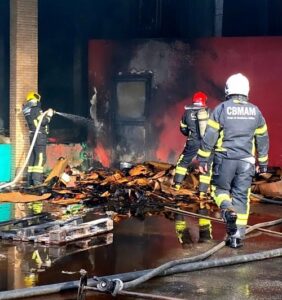 Leia mais sobre o artigo Corpo de Bombeiros combate incêndio em área externa de supermercado no bairro Dom Pedro