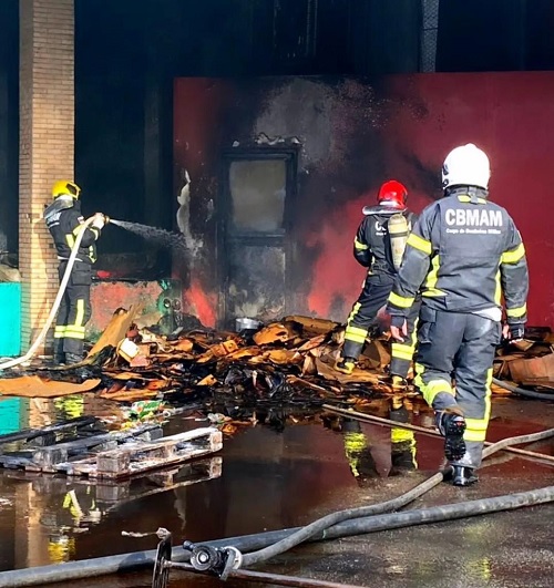No momento, você está visualizando Corpo de Bombeiros combate incêndio em área externa de supermercado no bairro Dom Pedro