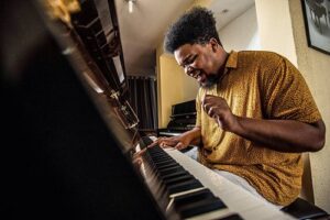 Leia mais sobre o artigo Amaro Freitas e mais sete artistas internacionais fazem show no Teatro Amazonas nesta sexta