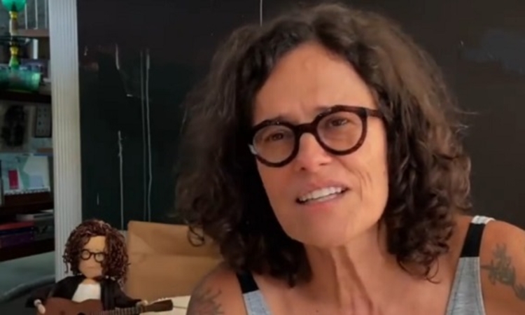 No momento, você está visualizando Zélia Duncan manda recado para Valadão: ‘Ou se assume ou deixa a gente em paz’