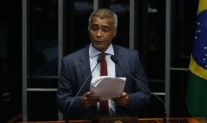 Leia mais sobre o artigo Romário é internado com infecção intestinal