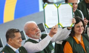 Leia mais sobre o artigo Lula sanciona lei do Mais Médicos