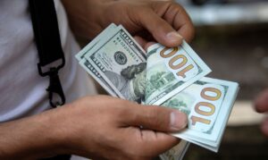 Leia mais sobre o artigo Dólar cai para R$ 4,72 após elevação de nota de crédito do Brasil