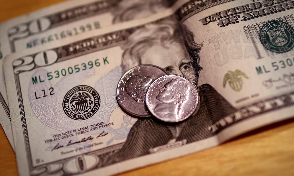 No momento, você está visualizando Dólar cai para R$ 4,78 e aproxima-se da mínima do ano
