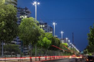 Leia mais sobre o artigo Prefeitura reforça iluminação pública na Ponta Negra com instalação de postes com LED no canteiro central